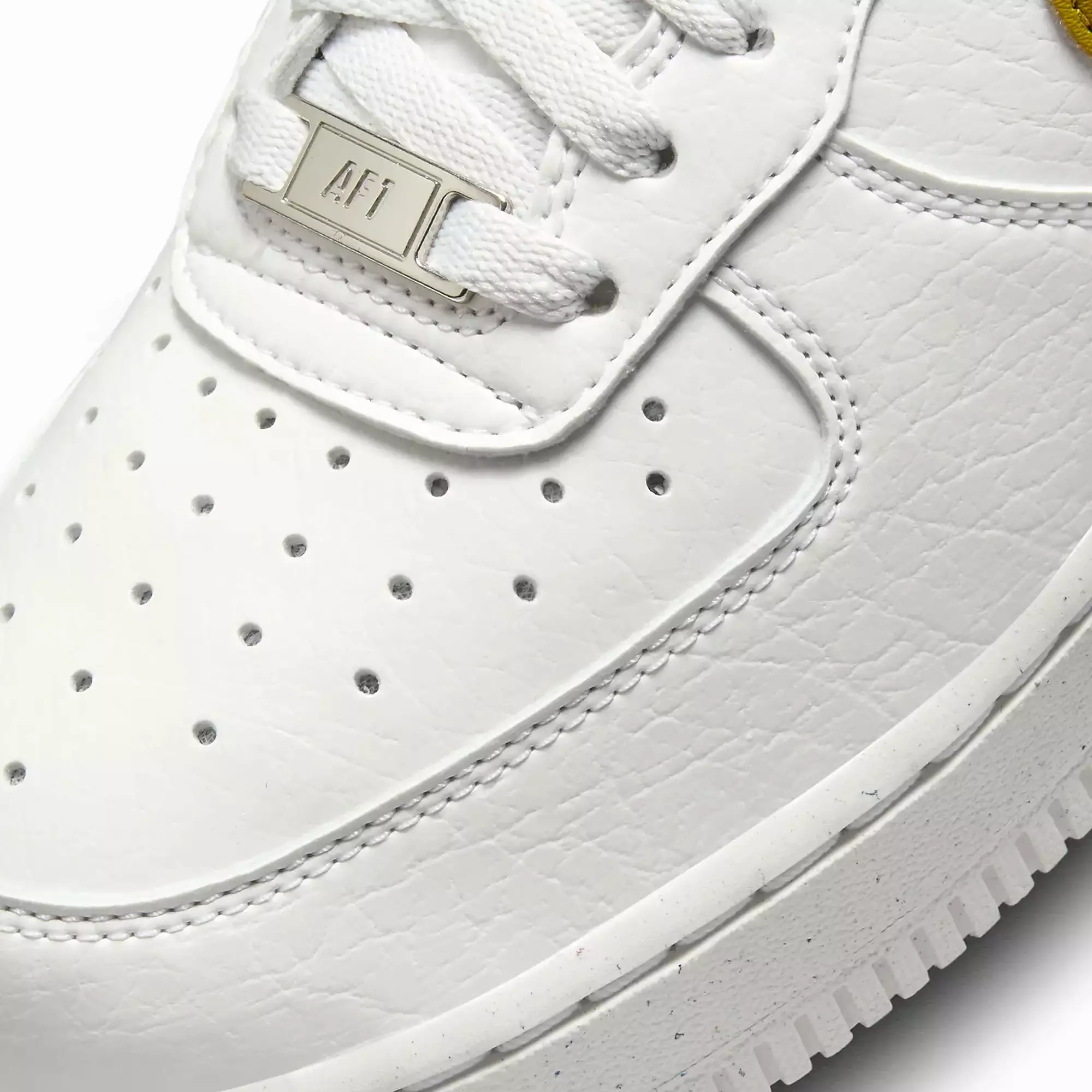 WMN'S AIR FORCE 1 '07 NN 'SUMMIT WHITE/BRONZINE-METALLIC SILVER'